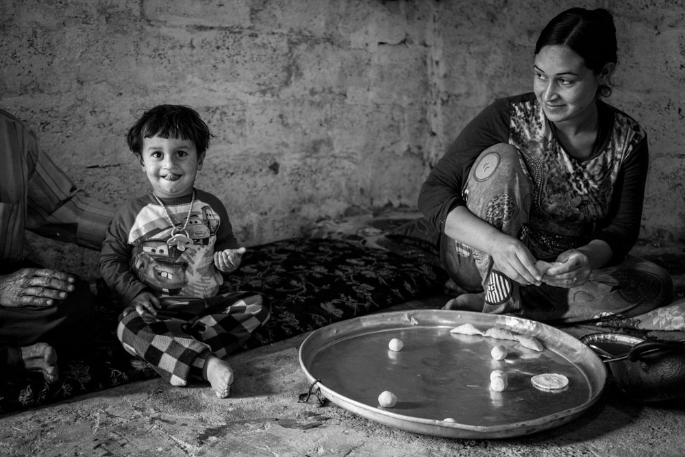  تصوير الكساندر افونسو - نازحون ايزديون لا يملكون شيئا لكنهم يهبون كل شيء 